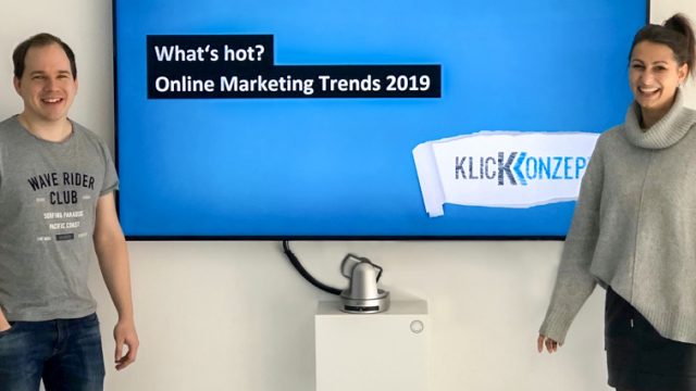 Marco und Nadya bei einer Präsentation innerhalb von Klickkonzept.