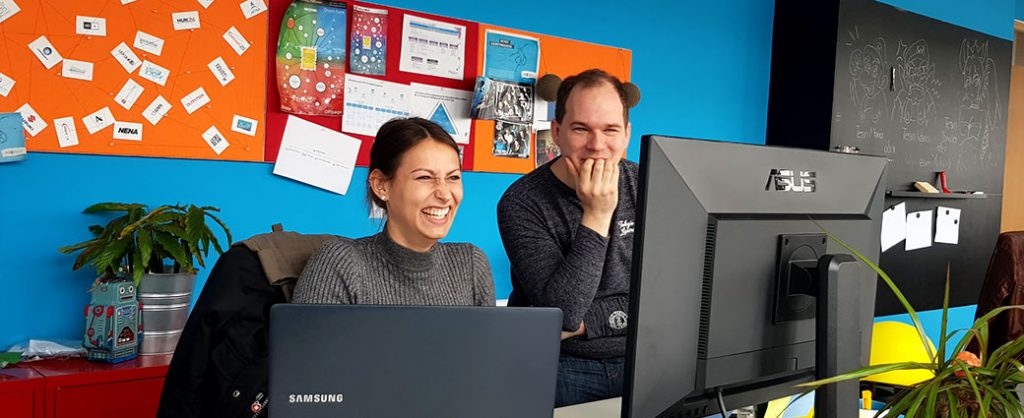 SEO Trainee und SEO Manager bei gemeinsamer Aufgabe am PC.