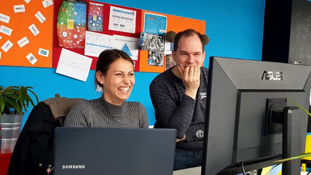 SEO Trainee und SEO Manager bei gemeinsamer Aufgabe am PC.