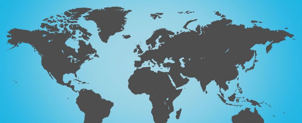 Eine graue Weltkarte auf blauem Hintergrund. Headerbild für den Blogbeitrag Fallstricke im internationalen SEO