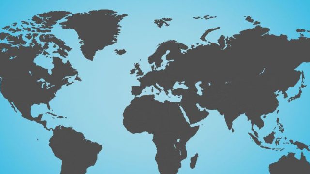 Eine graue Weltkarte auf blauem Hintergrund. Headerbild für den Blogbeitrag Fallstricke im internationalen SEO