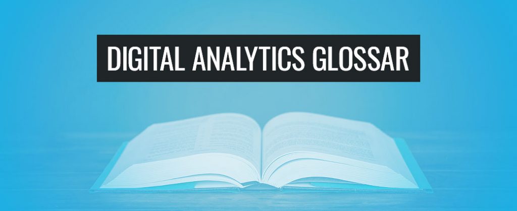 Das Bild zeigt ein aufgeschlagenes Buch, über dem der Text "Digital Analytics Glossar" steht.