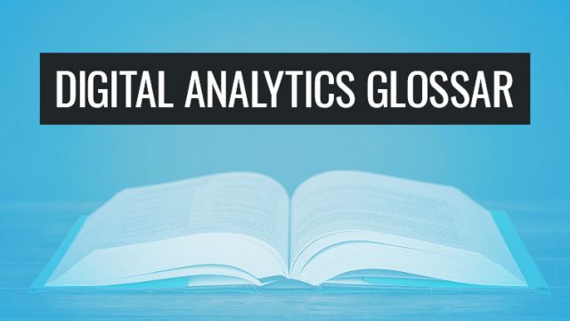 Das Bild zeigt ein aufgeschlagenes Buch, über dem der Text "Digital Analytics Glossar" steht.