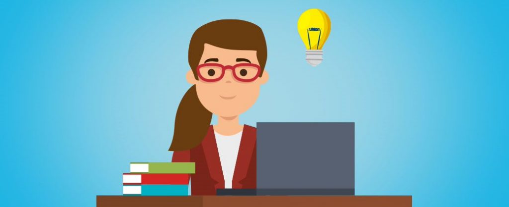 Eine Frau mit Brille hat eine Idee.