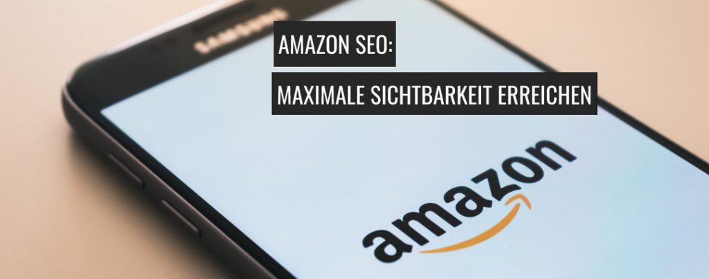Ein Smartphone mit geöffneter Amazon-App liegt auf einem Tisch