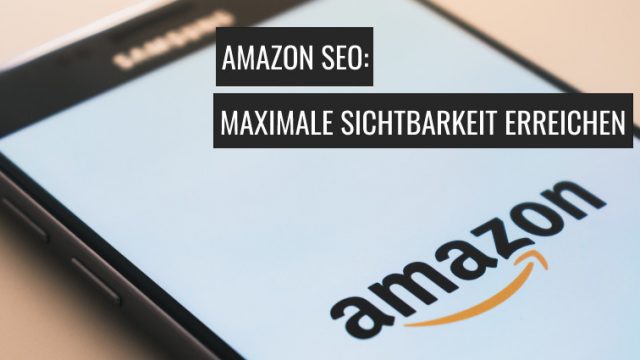 Ein Smartphone mit geöffneter Amazon-App liegt auf einem Tisch