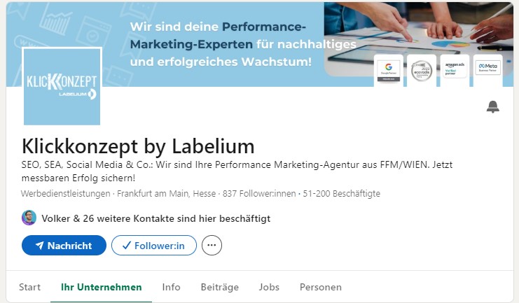 Teammitglieder von Klickkonzept bei der Arbeit an einer digitalen Marketingstrategie